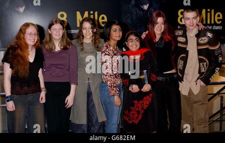 L'actrice Parminder Nagra (au centre) avec (de gauche à droite) Morag Hood, Hannah Nock, Kirsty Irvine, Sabrina Ahmed, Nadia Valkanova et Lee Duncan, toutes d'Édimbourg après qu'elle leur a décerné le prix du meilleur documentaire pour leur film « Sabrina's Bollywood », *... Lors des First Light film Awards, à l'Odeon Square, Leicester, Londres. Banque D'Images