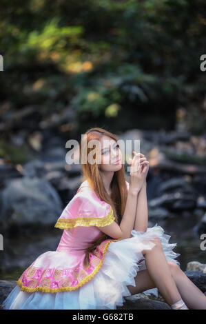 Portrait de l'Asie belle fille en robe de ballet sur la nature Banque D'Images