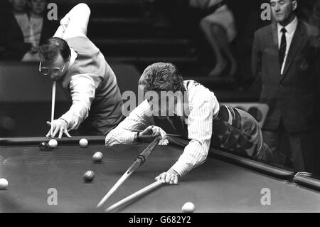 Dennis Taylor (Specs) et Canadian Cliff Thorburn, rivaux du Championnat du monde de Snooker d'Embassey, dans le même cadre dans un tour d'écran contourné en double exposition lors de leur quart de finale au Crucible Theatre, Sheffield. Banque D'Images