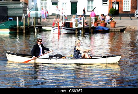 Aviron - 2013 Henley Royal Regatta - troisième jour - Henley-on-Thames.Les habitants de la région s'attbent sur la Tamise au cours du troisième jour de la régate royale de Henley, Henley-on-Thames. Banque D'Images