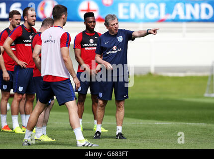 England manager Roy Hodgson parle à son équipe au cours d'une session de formation au stade de Bourgognes, Chantilly. Banque D'Images