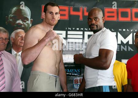 David Price et Tony Thompson lors de la pesée au Radisson Blu Hotel, Liverpool. Banque D'Images