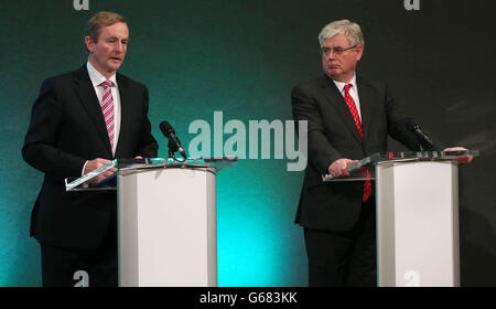 Taoiseach Enda Kenny et Tanaiste Eamon Gilmore s'exprimant aujourd'hui lors d'une conférence de presse après la réunion du Conseil ministériel Nord-Sud à Dublin Castle, Dublin. Banque D'Images