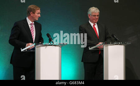 Taoiseach Enda Kenny et Tanaiste Eamon Gilmore s'exprimant aujourd'hui lors d'une conférence de presse après la réunion du Conseil ministériel Nord-Sud à Dublin Castle, Dublin. Banque D'Images