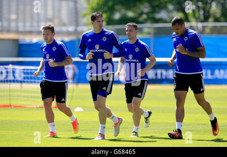 (De gauche à droite) l'Irlande du Nord Lee Hodson, Kyle Lafferty, Chris Baird et Josh Magennis pendant une session de formation à Saint-Georges-de-Reneins. Banque D'Images