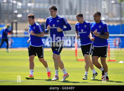 (De gauche à droite) l'Irlande du Nord Lee Hodson, Kyle Lafferty, Chris Baird et Josh Magennis pendant une session de formation à Saint-Georges-de-Reneins. Banque D'Images