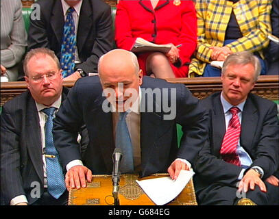 Le chef conservateur Iain Duncan Smith à la Chambre des communes pendant les questions des premiers ministres à Londres. Downing Street a déclaré aujourd'hui que le Premier ministre Tony Blair restait « confiant qu'une deuxième résolution des Nations Unies ouvrant la voie à la guerre contre l'Irak serait adoptée. * les commentaires ont été formulés après que M. Blair ait tenu ce matin 50 minutes de discussions en 10 avec le ministre russe des Affaires étrangères Igor Ivanov. Banque D'Images