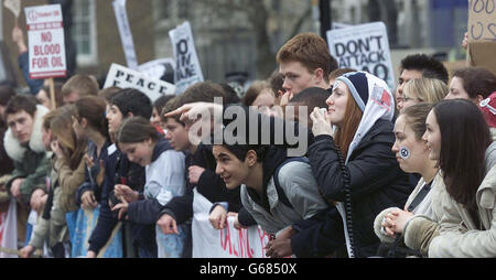 De jeunes manifestants anti-guerre se font entendre devant Downing Street, Londres, alors que des centaines d'élèves ont quitté leurs leçons pour participer à des manifestations anti-guerre dans tout le pays. * les jeunes ont pris leur protestation au cœur du gouvernement avec un rallye bruyant devant le Parlement, en passant à Downing Street où une poignée de manifestants ont essayé de monter les portes de sécurité à l'entrée de la rue. Banque D'Images