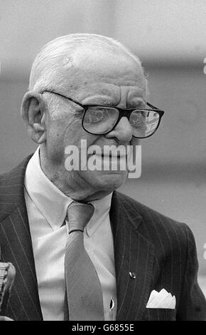 Le Dr Armand Hammer, président de 90 ans d'Occidental Petroleum, basé à Los Angeles, est arrivé à l'infirmerie royale d'Aberdeen pour rendre visite aux survivants blessés de l'explosion et du désastre d'incendie qui a détruit la plate-forme de production de la mer du Nord de sa compagnie Piper Alpha avec la perte redoutée de 166 vies humaines. Le Dr Hammer, qui s'était rendu à Aberdeen en provenance des États-Unis, a déclaré qu'il avait donné 1 milliion à l'appel à la catastrophe. Banque D'Images