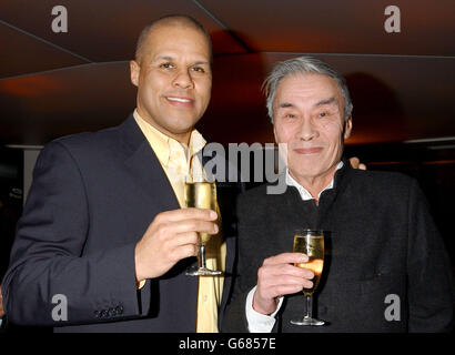 Les acteurs Gary Wilmot et Burt Kwouk assistent à l'ouverture du restaurant et bar Thai Pavilion East dans le sud de Londres. Banque D'Images