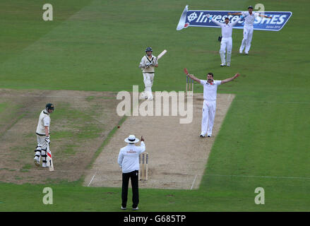 James Anderson, le joueur de football d'Angleterre, célèbre le cricket de Chris Rogers LBW en Australie, au cours du premier jour du premier match du premier test Investec Ashes à Trent Bridge, à Nottingham. Banque D'Images