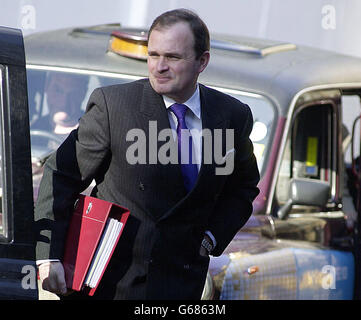 Le major Charles Ingram arrive au tribunal de la Couronne de Southwark, à Londres. Ingram et son épouse Diana, d'Easterton, Wiltshire, ainsi qu'une troisième personne, Tecwen Whittock, responsable des études commerciales au Pontypridd College, au sud du pays de Galles *..deny une seule accusation alléguant qu'ils ont acquis une sécurité précieuse par tromperie lors d'une apparition sur le programme télévisé qui veut être millionnaire? Banque D'Images