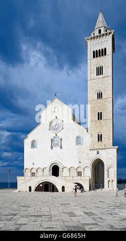 La cathédrale romane Trani, Pouille, Italie, Storm Banque D'Images