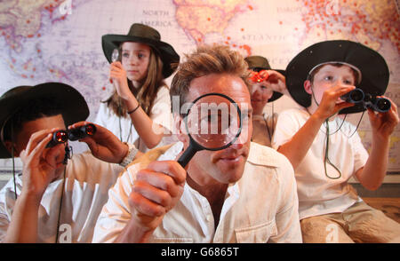 Le présentateur de télévision Ben Fogle lance le Ripley's Believe IT or Not! Campagne Mini Explorer avec, de (gauche à droite) Kyle Grant, 13, Nancy Sarif, 11, Jacob Waller, 10 et Sam Waller, huit ans, tous de Londres, à l'attraction du centre de Londres. Banque D'Images