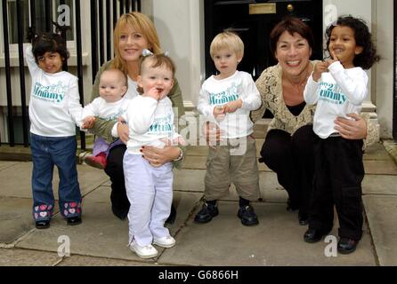 Le présentateur de télévision Gaby Roslin (à gauche) avec le général Paymaster Dawn Primarolo et les enfants à l'extérieur du 11 Downing Street, dans le centre de Londres, pour lancer une campagne rappelant aux parents de nouveaux changements de crédit d'impôt à la prestation pour enfants. *... À partir d'avril 2003, jusqu'à 2 milliards seront transférés des hommes aux femmes par le biais des nouveaux crédits d'impôt. Les enfants sont de gauche à droite; Nikisha Makwana, 3 ans, Libby Reed (dans les bras de Gaby), 4 mois, Niamh Coleman, 2 ans, William Reed, 2 ans, et Jayden Patel, 2 ans. Banque D'Images