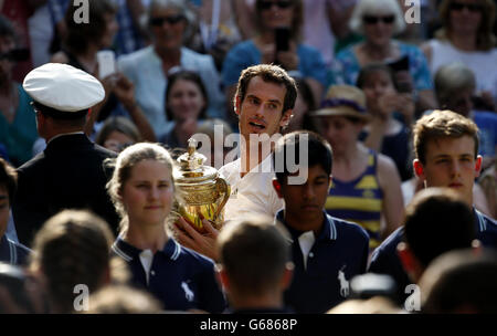 Andy Murray, en Grande-Bretagne, a remporté le trophée après avoir battu Novak Djokovic en Serbie lors de la finale des célibataires hommes au cours du treize jour des championnats de Wimbledon au All England Lawn tennis and Croquet Club, Wimbledon. APPUYEZ SUR ASSOCIATION photo. Date de la photo: Dimanche 7 juillet 2013. Voir PA Story TENNIS Wimbledon. Le crédit photo devrait se lire comme suit : Dominic Lipinski/PA Wire. RESTRICTIONS : aucune utilisation commerciale. Pas d'émulation vidéo. Aucune utilisation avec les logos non officiels de tiers. Banque D'Images