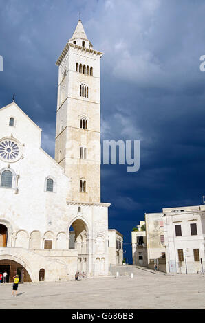 La cathédrale romane Trani, Pouille, Italie, Storm Banque D'Images