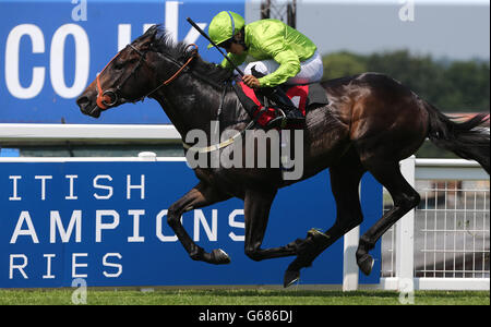 Courses hippiques - Coral-Eclipse Day - Sandown Park.Le Beach Club, où se trouve le jockey Sean Levey, remporte les mises Mamalcolm Palmer Memorial handicap pendant la journée Coral-Eclipse à l'hippodrome de Sandown Banque D'Images