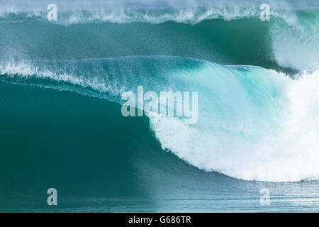 Creux de vagues océaniques lèvre curling closeup détail Banque D'Images