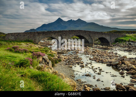 Cuillin Hills Sligachan avec pont sur l'île de Skye, Ecosse, Royaume-Uni. Longue exposition. Banque D'Images