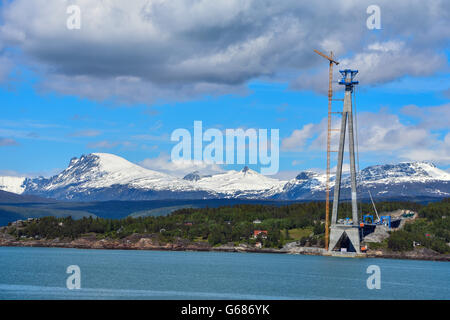 Pilier du nouveau pont en construction à Narvik ciel bleu avec des montagnes de neige Pont Hålogaland Hålogalandsbrua Banque D'Images