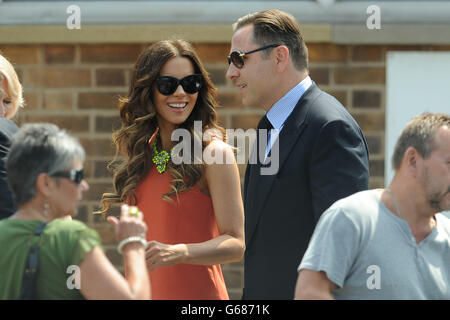 Kate Beckinsale et David Walliams lors d'une visite à la College House Junior School, où l'actrice hollywoodienne a dévoilé une plaque en mémoire de son défunt père, Richard Beckinsale, qui était élève à l'école. Banque D'Images