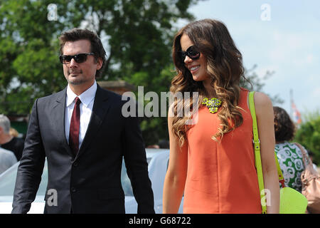 Kate Beckinsale et le mari Len Wiseman lors d'une visite à l'école College House Junior School pour dévoiler une plaque en mémoire du regretté Richard Beckinsale qui était élève à l'école de Nottingham. Banque D'Images