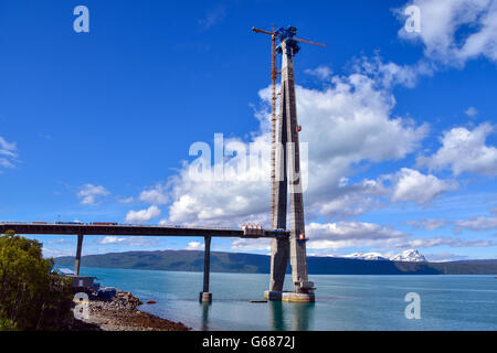 Pilier du nouveau pont en construction à Narvik ciel bleu avec des montagnes de neige Pont Hålogaland Hålogalandsbrua Banque D'Images