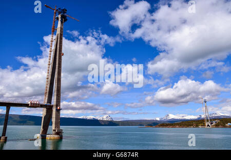 Pilier du nouveau pont en construction à Narvik ciel bleu avec des montagnes de neige Pont Hålogaland Hålogalandsbrua Banque D'Images