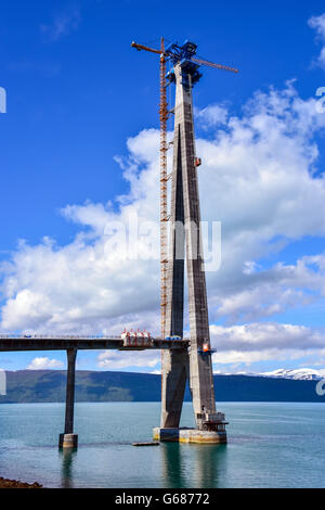 Pilier du nouveau pont en construction à Narvik ciel bleu avec des montagnes de neige Pont Hålogaland Hålogalandsbrua Banque D'Images