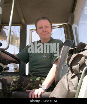 Le caporal Jade McGlinchey, 23 ans, de Holbrooks, Coventry, du 2 Close support Regiment, Royal Logistic corps décharge une cargaison de munitions, à l'aide d'un chariot élévateur JCB, au Camp Coyote, dans le nord du Koweït.*...Le corps de logistique travaille 20 heures sur 24 pendant que l'accumulation pour une invasion possible continue.Les préparatifs comprennent l'envoi de munitions aux soldats qui comneront le front, l'essai de chars jusqu'à la limite des champs de tir et, plus inquiétant encore, l'émission de troupes avec des drogues pour combattre les attaques chimiques ou biologiques. Banque D'Images