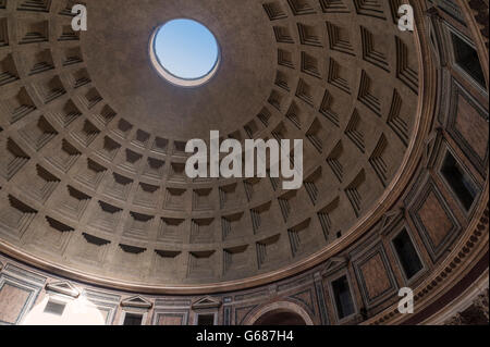 Panthéon de Rome ITALIE oculus de plafond intérieur. Banque D'Images