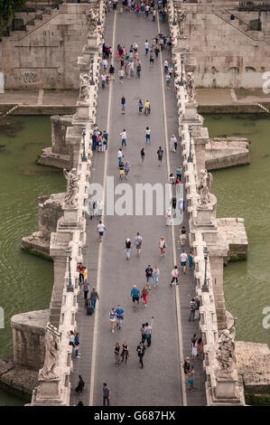 Les touristes marche sur SAINT ANGELO BRIDGE, vu de St Ange | Château de Castel Sant'Angelo. Rome Italie Banque D'Images