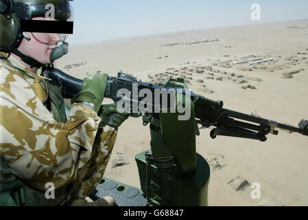 Porte tireur du corps d'assaut aérien du 3e Régiment, 16 Brigade d'assaut aérienne, à bord d'un hélicoptère Lynx du 653 Escadron au-dessus de Camp Eagle, au Koweït. Veuillez noter que l'ID a été masqué à la demande du MOD. Banque D'Images