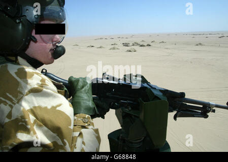 Porte tireur du 3e Régiment Air Assault corps, 16 Air Assault Brigade, à bord d'un hélicoptère Lynx du 653 Escadron au-dessus de Camp Eagle, au Koweït. Banque D'Images