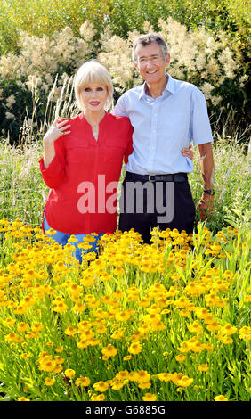 Martin Warren, directeur général de Marks and Spencer, et l'actrice Joanna Lumley, Marks and Spencer, parrainent un tableau de comptage des papillons géants que les clients espèrent emporter du 20 juillet au 11 août, pour enregistrer les papillons qu'ils voient pendant une période de quinze minutes.Elle participe au lancement du Big Butterfly Count cette année au centre des London Wetlands, dans le sud-ouest de Londres, Barnes. Banque D'Images