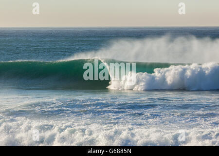 Mur creux des vagues d'océan s'écraser d'eau bleue le long de plages. Banque D'Images