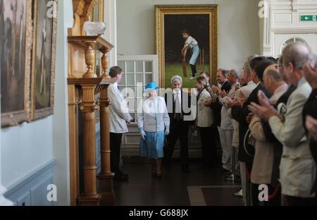 La reine Elizabeth II traverse la salle longue à l'intérieur du pavillon du terrain de cricket de Lord's, à Londres, avant le premier jour du deuxième test entre l'Angleterre et l'Australie. Banque D'Images