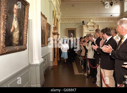 La reine Elizabeth II traverse la salle longue à l'intérieur du pavillon du terrain de cricket de Lord's, à Londres, avant le premier jour du deuxième test entre l'Angleterre et l'Australie. Banque D'Images