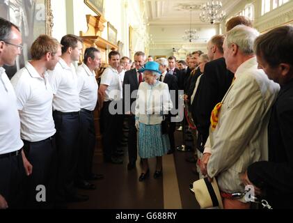 La reine Elizabeth II rencontre le personnel de l'arrière-salle dans la salle long à l'intérieur du pavillon du terrain de cricket de Lord's, à Londres, avant le premier jour du deuxième test entre l'Angleterre et l'Australie. Banque D'Images