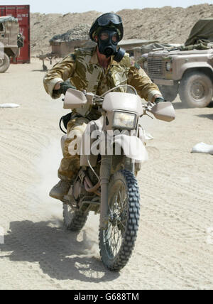 Des exercices NBC se font à Camp Eagle, au Koweït, avec des membres du corps d'assaut aérien du 3e Régiment, la Brigade d'assaut aérien, portant des masques à gaz. Banque D'Images