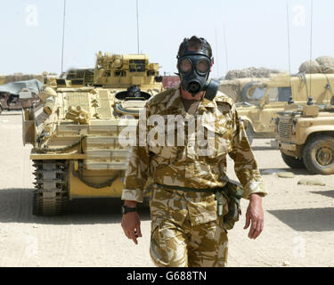 Des exercices NBC se font à Camp Eagle, au Koweït, avec des membres du corps d'assaut aérien du 3e Régiment, la Brigade d'assaut aérien, portant des masques à gaz. Banque D'Images