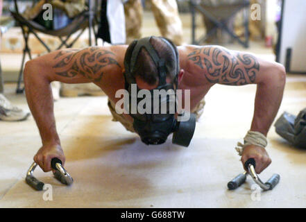 Des exercices NBC se font à Camp Eagle, au Koweït, avec des membres du corps d'assaut aérien du 3e Régiment, la Brigade d'assaut aérien, portant des masques à gaz. Banque D'Images