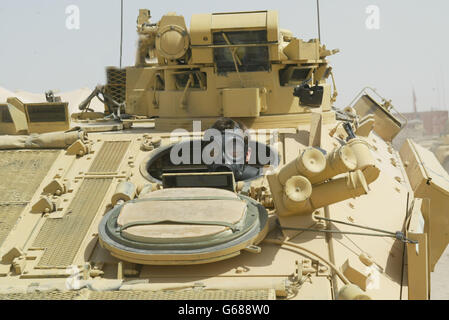 Un pilote dans un réservoir Spartan portant un masque à gaz pendant les exercices NBC à Camp Eagle, au Koweït, avec des membres du corps d'assaut aérien du 3e Régiment, la Brigade d'assaut aérienne. Banque D'Images