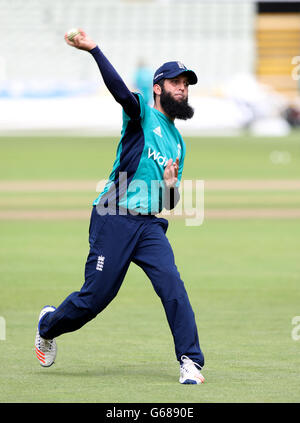 L'Angleterre Moeen Ali lors d'une session à filets à Edgbaston, Birmingham. Banque D'Images