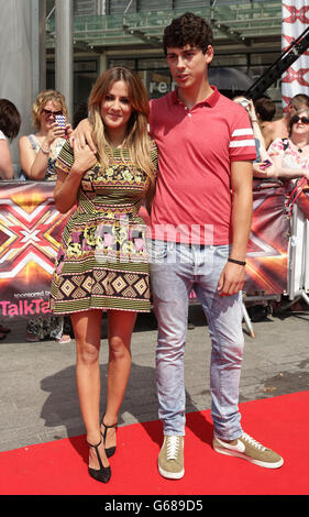 Caroline Flack et Matt Richardson arrivent pour le dernier jour des auditions ouvertes de X Factor, à Wembley Arena, au nord de Londres. Banque D'Images