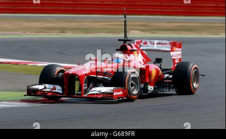 Davide Rigon dans la Ferrari au cours de la deuxième journée des essais du jeune pilote de Formule 1 à Silverstone, Northampton. Banque D'Images