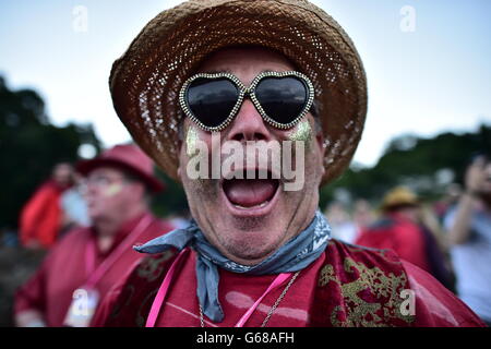 Un festivaliers dans pendant le coucher du soleil sur le cercle de pierre au festival de Glastonbury, à Digne Farm dans le Somerset. ASSOCIATION DE PRESSE Photo. Voir PA story SHOWBIZ Glastonbury. Photo date : mercredi 22 juin 2016. Crédit photo doit se lire : Ben Birchall/PA Wire Banque D'Images