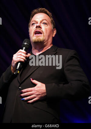 Le comédien Eddie Izzard se produit dans la tente comique pendant le Latitude Festival à Henham Park, près de Southwold, Suffolk. Banque D'Images