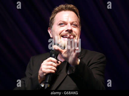 Le comédien Eddie Izzard se produit dans la tente comique pendant le Latitude Festival à Henham Park, près de Southwold, Suffolk. Banque D'Images